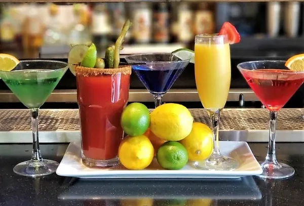 Stoney Creek cocktail bar serving refreshing cocktails, chilled martinis and brunch mimosas.