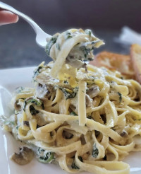 cobourg restaurant dinner pasta, spinach mushroom fettuccine carbonara at symposium cafe