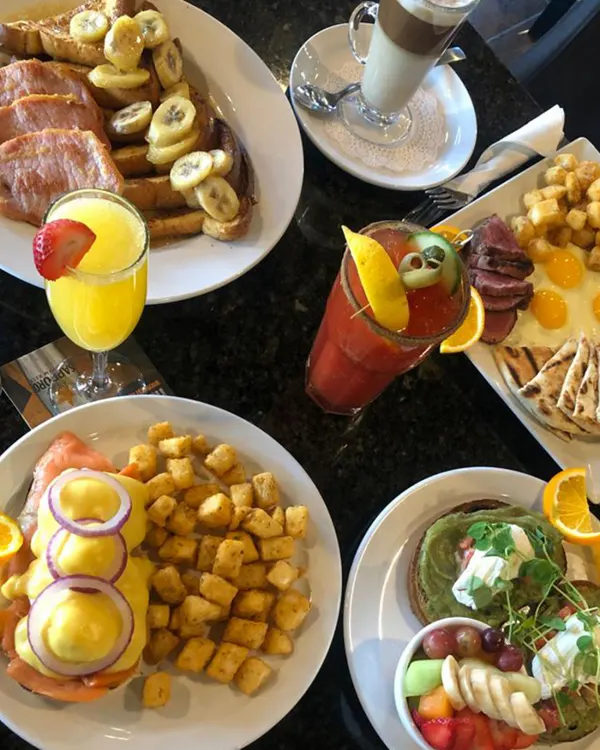 Oakville brunch with breakfast favourites, refreshing mimosas, cocktails and bold Caesars.