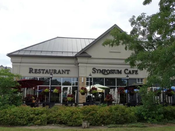 Welcoming Markham restaurant exterior with a comfortable seasonal patio at the Shoppes of Angus Glen.