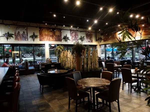Cozy Oakville dining room with warm lighting, comfortable seating and a relaxed family-friendly atmosphere.