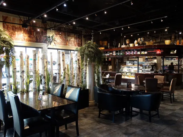 Family-friendly Oakville dining room with comfortable seating, warm lighting and an inviting atmosphere.