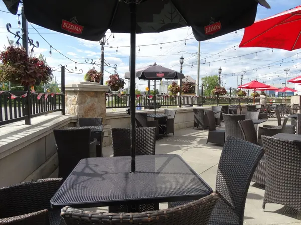 Spacious Cambridge patio dining with comfortable outdoor seating for groups, celebrations and family meals.