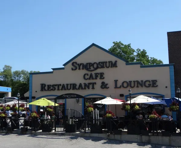 Thornhill outdoor dining for breakfast, lunch, dinner and late night at Symposium Cafe Restaurant