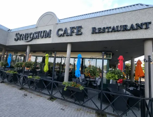 Oakville Ontario neighbourhood enclosed patio at Symposium Cafe in the Sobeys Plaza at the corner of Third Line and Upper Middle Road West.