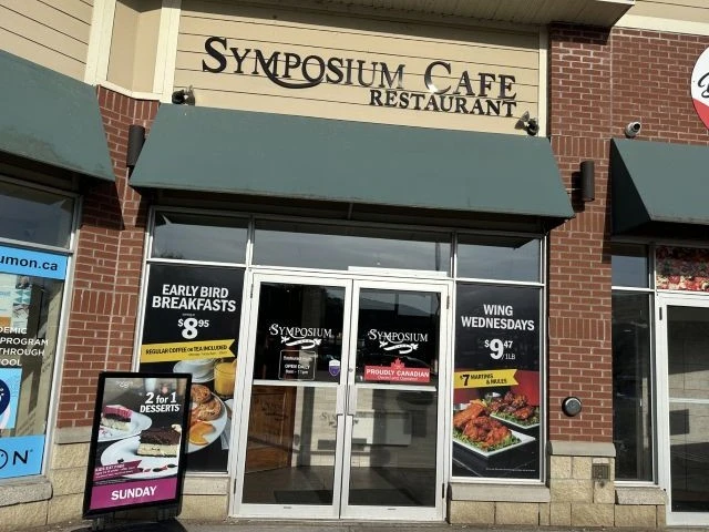 Cambridge Restaurants dining at SYMPOSIUM CAFE RESTAURANT CAMBRIDGE, a Top Family-Friendly Restaurant in Cambridge, Ontario and considered one of the Best All Around Restaurants in Cambridge serving Gourmet Comfort Food and drinks in a cozy, stylish place.