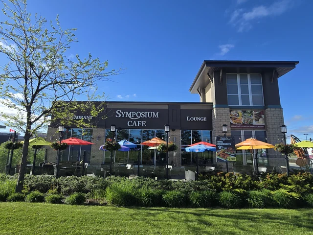Lindsay Restaurants near me indoor dining room and cozy booth style seating at Symposium Cafe Restaurant Lindsay, a Top Family-Friendly Restaurant in Lindsay, serving Gourmet Comfort Food and drinks in a cozy, stylish place