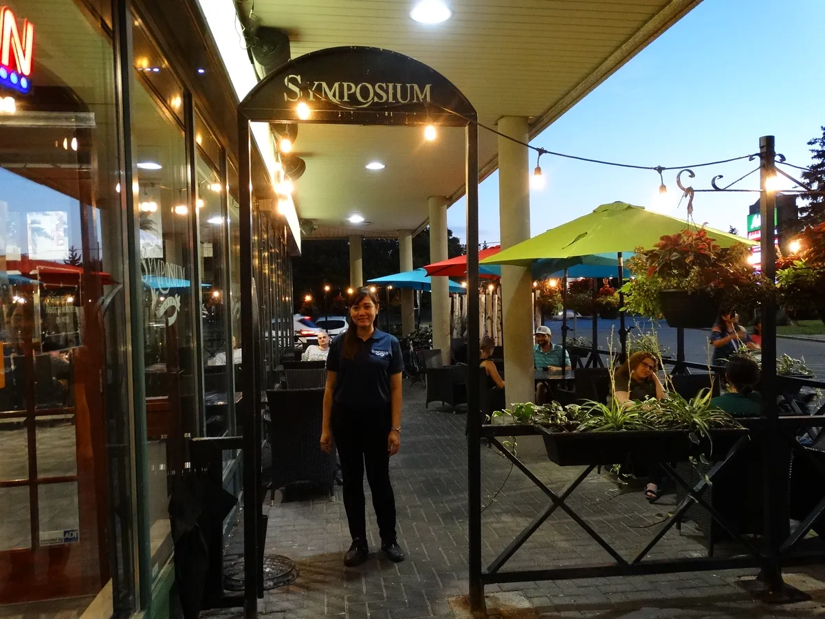 Oakville family restaurant with patio dining in Glen Abbey, beside the Beer Store, in Sobeys Plaza